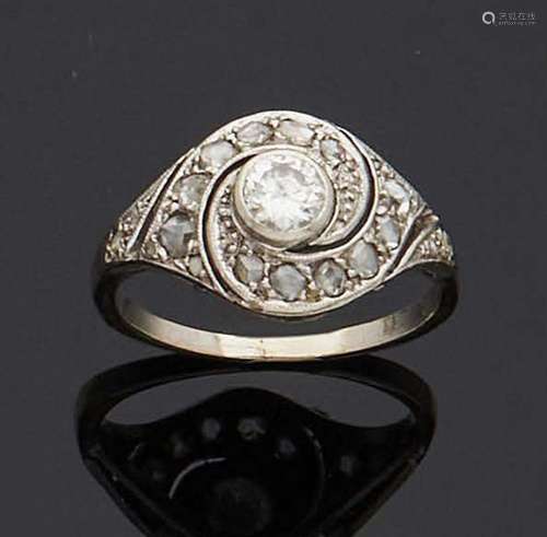 BAGUE en platine et or gris 750 mm de forme tourbillon, cent...