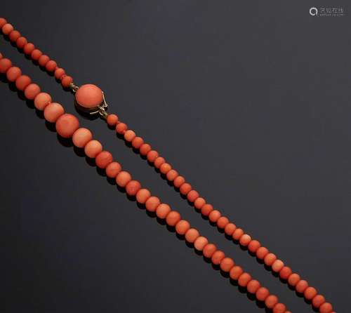 COLLIER composé de perles de corail préconvention en chute, ...