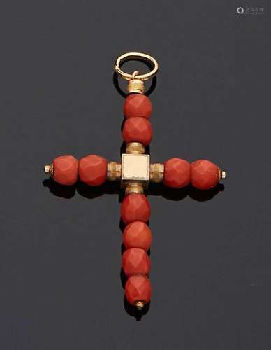 PENDENTIF croix en corail et métal doré.Dim. : 3 x 5 cmPoids...