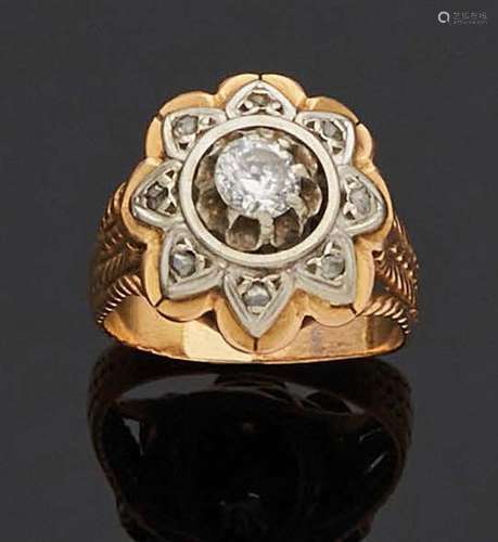 BAGUE fleur en or gris 750 mm sertie d'un petit diamant bril...