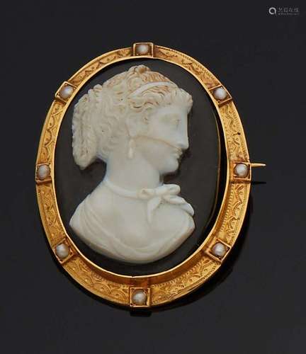 BROCHE médaillon ornée d'un camée en agate (accident) au pro...