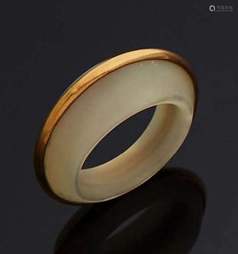 BAGUE en or jaune 750 mm et nacre. Poids brut : 5,7 g.