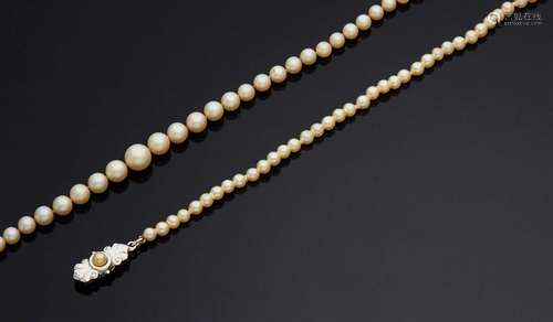 COLLIER de perles en chute. Fermoir olive en or rose 750mm e...