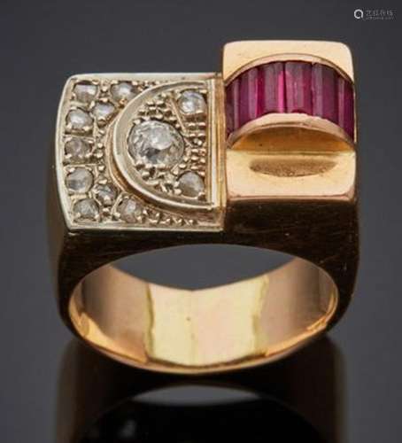 BAGUE chevalière en or jaune 750 mm à gradin et pont serti d...