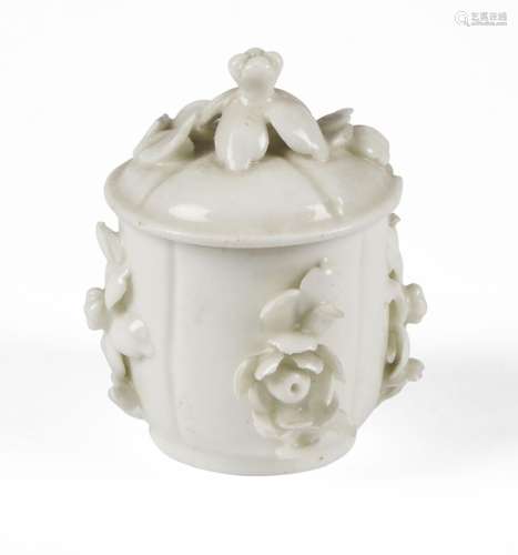 Saint-Cloud<br />
Pot à pommade couvert en porcelaine tendre...