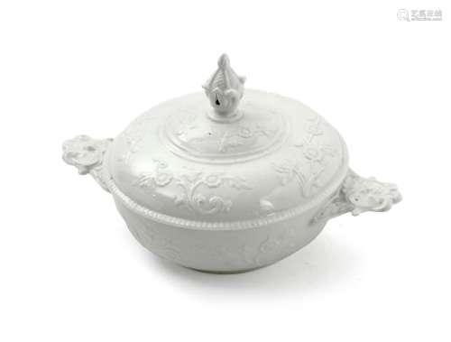 Saint-Cloud<br />
Ecuelle ronde couverte en porcelaine tendr...