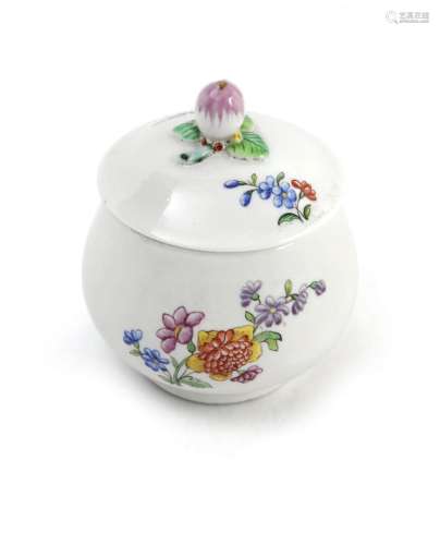 Chantilly<br />
Petit pot couvert en porcelaine tendre à déc...