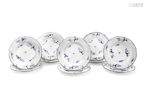 Chantilly<br />
Ensemble de dix assiettes en porcelaine tend...