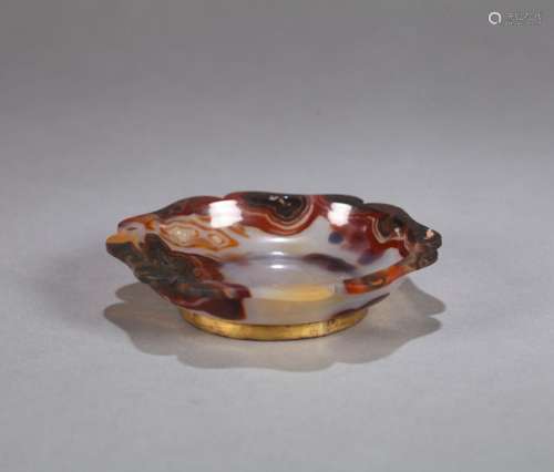 A flower shaped agate plate