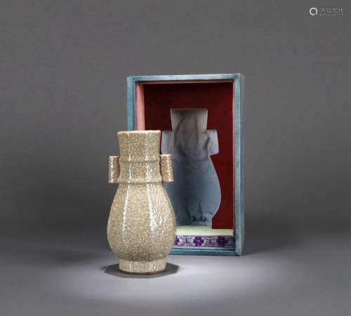 A Ge kiln porcelain double-eared vase with brocade box