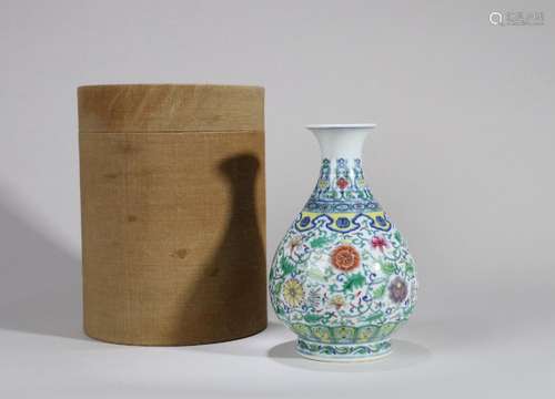 A doucai interlocking flower porcelain yuhuchunping