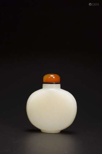 A white jade snuff bottle