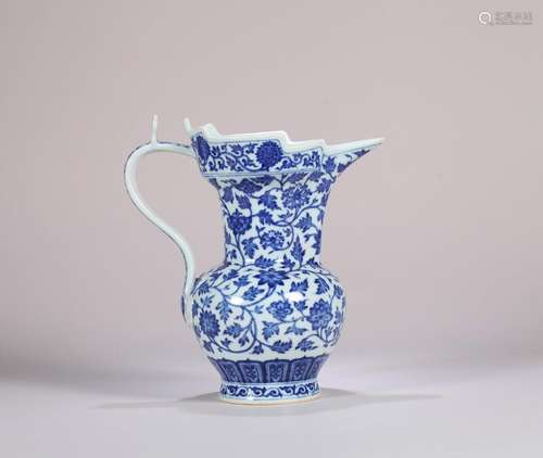 A blue and white interlocking flower porcelain pot