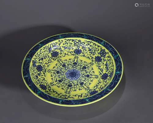 A yellow ground blue and white flower porcelain plate