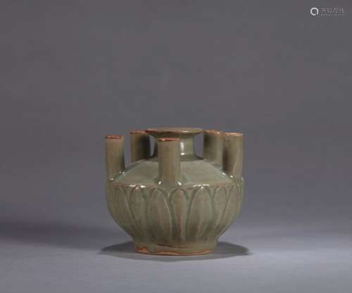 A Longquan kiln porcelain vase