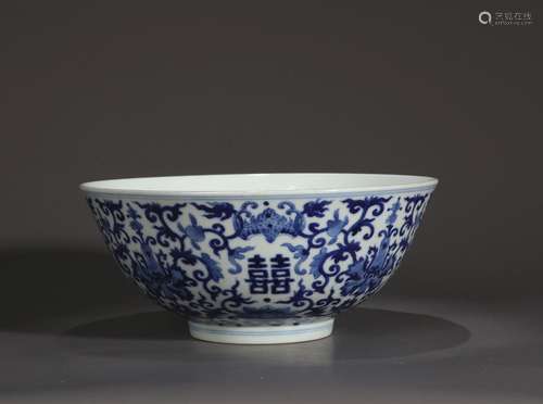 A blue and white interlocking flower porcelain bowl