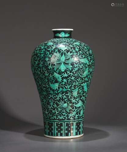 A black ground green flower porcelain meiping