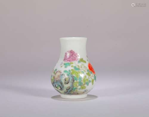 A famille rose flower porcelain vase