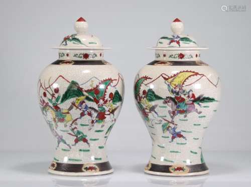 Pair of covered potiches in Nanjing porcelain