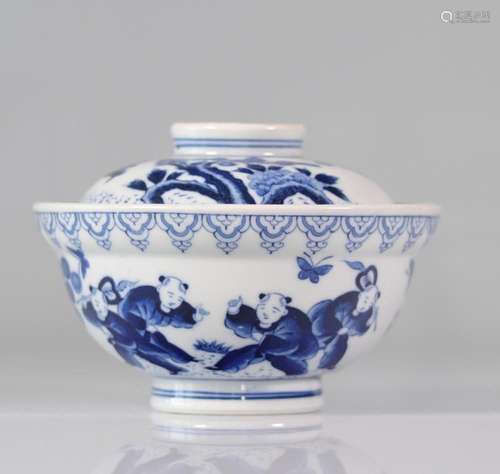 Covered bowl in blue white Chinese porcelain decorated with ...