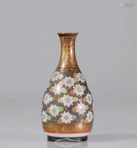 Japanese porcelain vase decorated with flowers 19th century