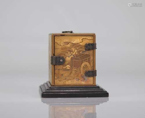 Sumptuous Japanese box in gold lacquer Meiji period