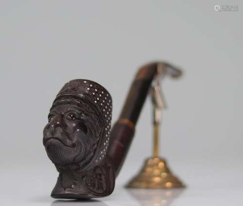 Rare pipe carved with a 19th century monkey head with inlay