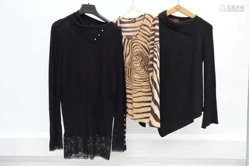 Lot de 3 vêtements comprenant :<br />
-tunique noire à bouto...