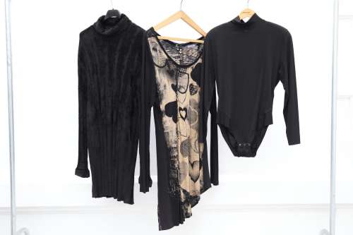 Lot de 3 vêtements comprenant :<br />
-tunique noire Tequila...