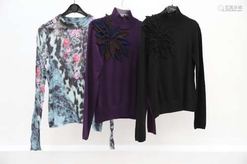 Lot de 3 vêtements comprenant :<br />
-pull fleurs et tachet...