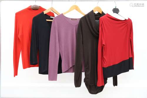 Lot de 5 vêtements comprenant :<br />
-pull rouge Espace cac...