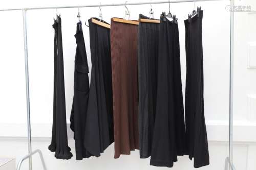 Lot de 7 vêtements comprenant :<br />
-jupe noire Chacok, t4...