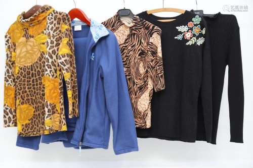 Lot de 5 vêtements comprenant :<br />
-haut tacheté Isadora,...