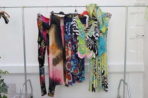 Lot de vêtements comprenant :<br />
-pantalon à fleurs<br />...