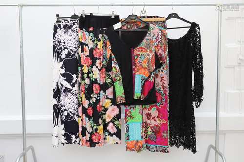 Lot de 5 vêtements comprenant :<br />
-jupe longue Adrianna ...