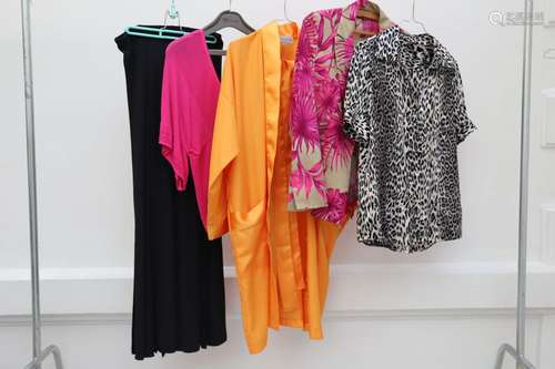 Lot de 5 vêtements comprenant :<br />
-jupe longue noire<br ...