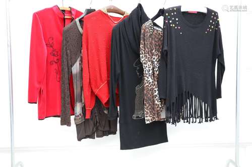 Lot de 6 vêtements comprenant :<br />
-veste polaire rouge R...