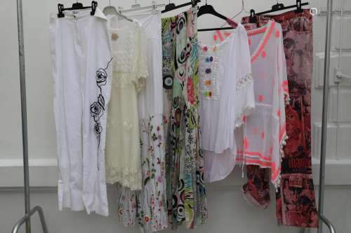 Lot de 7 vêtements comprenant :<br />
-pantalon blanc, Xanad...