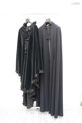 Lot de 2 vêtements comprenant :<br />
-cape noire en velours...