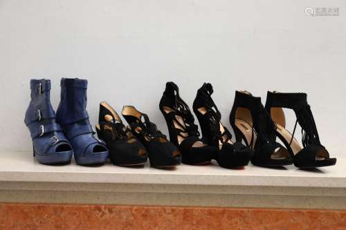 Lot de 4 paires de chaussures à talon haut<br />
Noires et b...