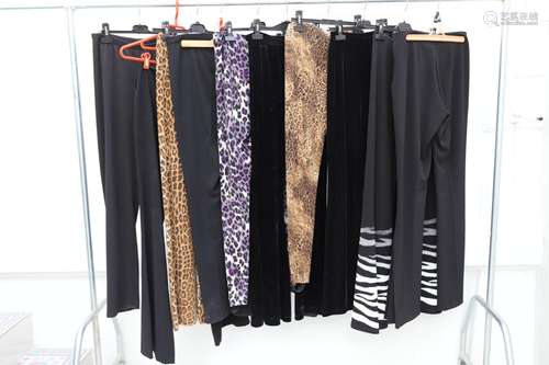 Lot de 10 pantalons<br />
Noirs, tachetés etc.<br />
En l'ét...