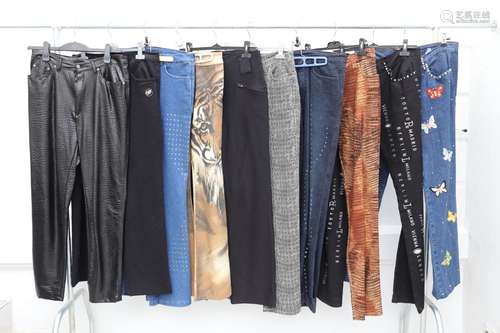 Lot de 10 pantalons<br />
Noirs, imitation peaux d'animal et...