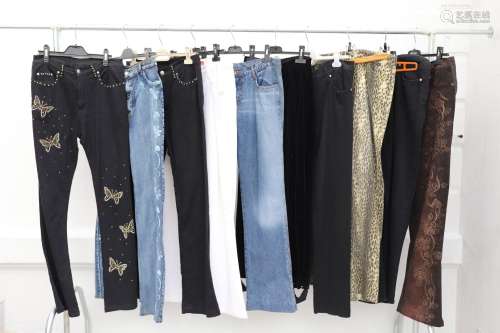 Lot de 10 pantalons<br />
Noirs, jeans, à motifs etc.<br />
...