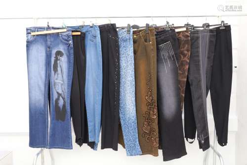 Lot de 10 pantalons<br />
Jeans, à motifs, noirs etc.<br />
...