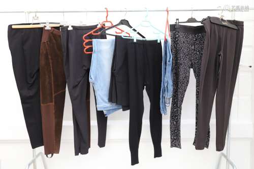 Lot de 9 pantalons<br />
Noirs, jeans, marron etc.<br />
En ...