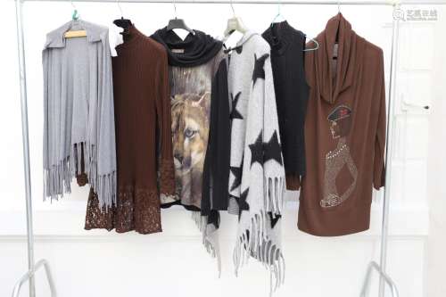 Lot de 6 vêtements comprenant :<br />
-poncho gris à franges...