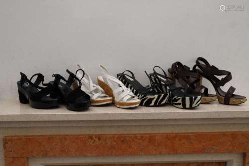 Lot de 4 paires de chaussures à talon<br />
Blanches, noires...