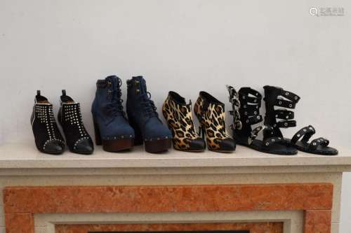 Lot de 4 paires de chaussures<br />
Bleues, léopard, noires,...