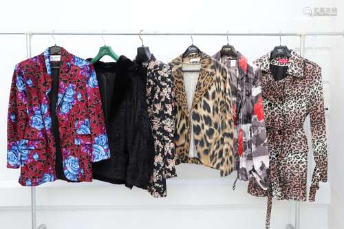 Lot de 6 vêtements comprenant :<br />
-veste aux fleurs, Kam...