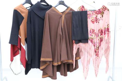 Lot de 5 vêtements comprenant :<br />
-cape colorée, Sunco<b...